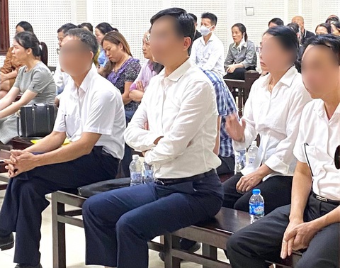 Xét xử cựu phó chủ tịch tỉnh Quảng Ninh liên quan Việt Á - Ảnh 1. Bị cáo Phạm Văn Thành (hàng đầu, giữa) cùng các đồng phạm được đưa ra xét xử về hành vi "thiếu trách nhiệm gây hậu quả nghiêm trọng" trong vụ án liên quan đến Việt Á - Ảnh: C.K