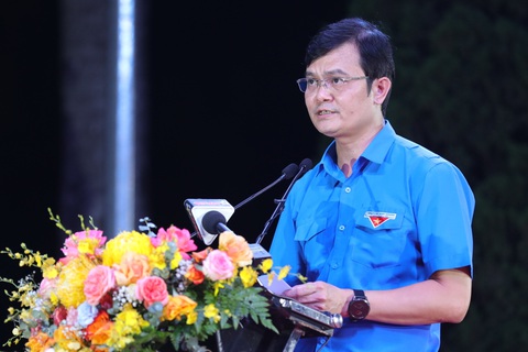 Bí thư thứ nhất Trung ương Đoàn Bùi Quang Huy thay mặt thanh niên cả nước nguyện tiếp bước các thế hệ cha anh, xung kích, tình nguyện xây dựng và bảo vệ Tổ quốc - Ảnh: DANH KHANG Bí thư thứ nhất Trung ương Đoàn Bùi Quang Huy thay mặt thanh niên cả nước nguyện tiếp bước các thế hệ cha anh xây dựng và bảo vệ Tổ quốc - Ảnh: DANH KHANG