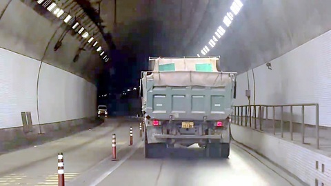Khi mỏ cát 'tuồn hàng' ra ngoài - Ảnh 1. Xe ben 77C-131.85 của Công ty Minh Xuân chở cát qua hầm Cù Mông vào Phú Yên vào ngày 10-7 - Ảnh: LÂM THIÊN