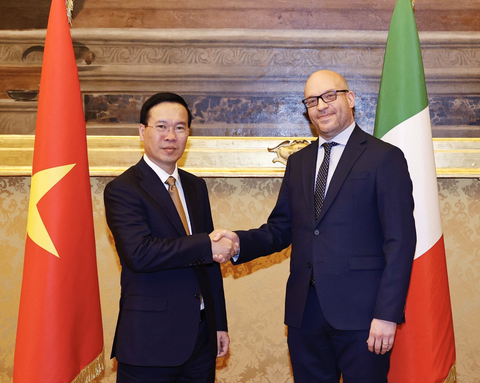 Ý sẵn sàng làm cầu nối cho Việt Nam với G7, EU - Ảnh 5. Chủ tịch nước Võ Văn Thưởng gặp Chủ tịch Hạ viện Ý Lorenzo Fontana - Ảnh: TTXVN