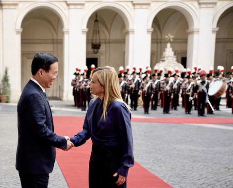 Ý sẵn sàng làm cầu nối cho Việt Nam với G7, EU - Ảnh 1. Thủ tướng Ý Giorgia Meloni đón Chủ tịch nước Võ Văn Thưởng tại Phủ Thủ tướng ngày 26-7 - Ảnh: Phủ Thủ tướng Ý