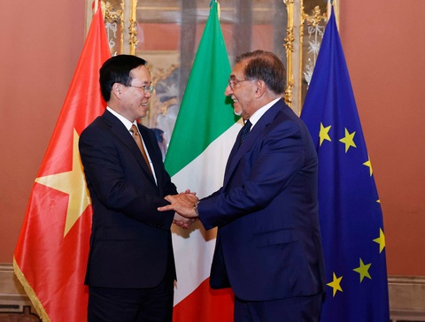 Ý sẵn sàng làm cầu nối cho Việt Nam với G7, EU - Ảnh 4. Chủ tịch nước Võ Văn Thưởng gặp Chủ tịch Thượng viện Ý Ignazio La Russa - Ảnh: TTXVN
