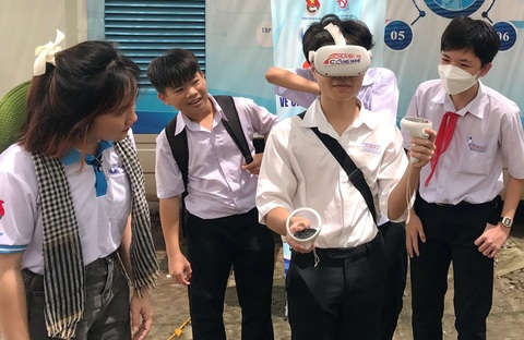 Chuyển đổi số về vùng quê Tháp Mười - Ảnh 3. Học sinh Đồng Tháp hào hứng trải nghiệm thực tế ảo trên chuyến xe công nghệ được đội hình mang đến - Ảnh: ĐẶNG TUYẾT
