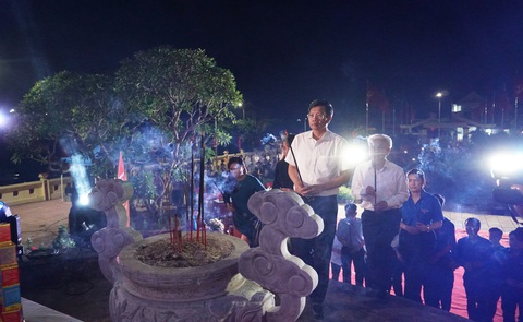Tuổi trẻ Hải Phòng thắp nến tri ân liệt sĩ - Ảnh 1. Lãnh đạo UBND TP Hải Phòng cùng các cấp, ngành dâng hương tưởng nhớ các anh hùng liệt sĩ tại nghĩa trang liệt sĩ Đặng Cương, huyện An Dương - Ảnh: TIẾN THẮNG