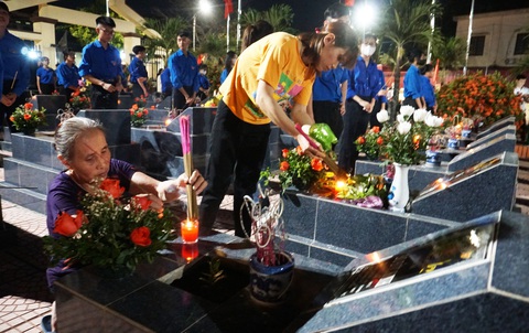Tuổi trẻ Hải Phòng thắp nến tri ân liệt sĩ - Ảnh 4. Người dân đến thắp hương cho thân nhân là anh hùng liệt sĩ đang yên nghỉ tại nghĩa trang liệt sĩ Đặng Cương, huyện An Dương, TP Hải Phòng - Ảnh: TIẾN THẮNG