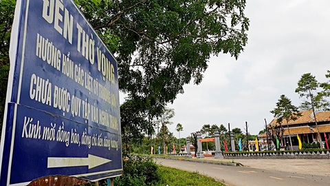Đền thờ vọng liệt sĩ không mộ phần - Ảnh 2. Tấm biển chỉ về hướng đền thờ vọng, là nấm mồ chung của hơn 13.000 liệt sĩ mà hài cốt đã vĩnh viễn nằm lại giữa núi rừng Trường Sơn