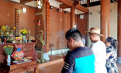 Đền thờ vọng liệt sĩ không mộ phần - Ảnh 1. Là nơi thờ tự của hơn 13.000 liệt sĩ Trường Sơn nhưng mỗi ngày vào dịp lễ thương binh liệt sĩ cũng chỉ có một số người ghé qua thắp hương - Ảnh: QUỐC NAM