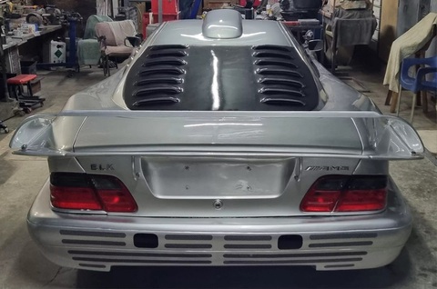Tự chế Mercedes-Benz cực hiếm từ E-Class - Ảnh 6. Điểm nổi bật khác của chiếc Mercedes-Benz CLK GTR StraBenversion là cánh gió sau kiểu xe đua, cửa sổ và kính sau có khe thoát gió, nóc cũng có thêm lỗ thông hơi - Ảnh: Carscoops