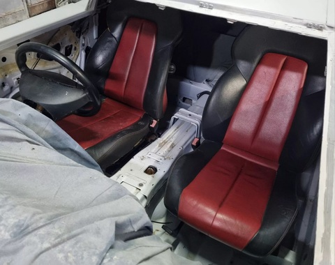 Tự chế Mercedes-Benz cực hiếm từ E-Class - Ảnh 8. Ghế ngồi, bảng điều khiển, ốp cửa lấy từ SLK roadster giúp không gian nội thất trở nên thể thao hơn - Ảnh: Carscoops