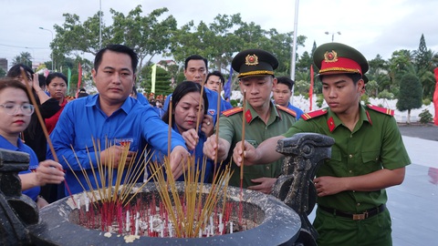 Chủ tịch UBND TP.HCM dâng hương, thắp nến tri ân anh hùng, liệt sĩ - Ảnh 7. Bí thư Tỉnh Đoàn Kiên Giang Phan Đình Nhân (thứ hai từ trái qua) cùng các đoàn viên thanh niên tỉnh Kiên Giang dâng hương tưởng nhớ anh hùng liệt sĩ - Ảnh: CHÍ CÔNG