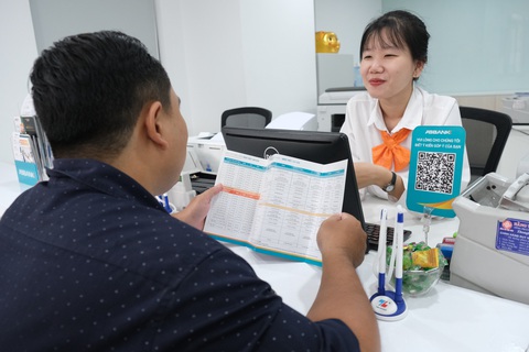Liệu có làn sóng đua hạ lãi suất cho vay mua nhà? - Ảnh 1. Tới đây người vay có thể vay vốn tại ngân hàng khác có lãi suất thấp hơn để trả nợ cho khoản đang vay - Ảnh: NGỌC PHƯỢNG