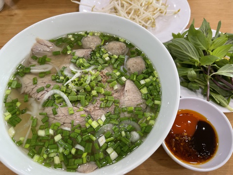 Phở được phục vụ kèm giá, tương đen, húng quế tại một căn tin ở quận Phú Nhuận, TP.HCM - Ảnh: NHÃ XUÂN Phở được phục vụ kèm giá, tương đen, húng quế tại một căng tin ở quận Phú Nhuận, TP.HCM - Ảnh: NHÃ XUÂN