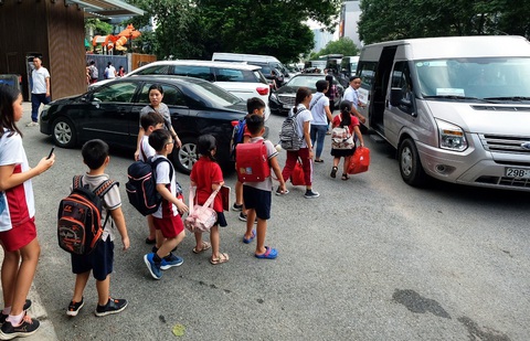 Siết điều kiện xe đưa đón học sinh - Ảnh 4. Sau sự việc thương tâm (năm 2019) giờ tan học tại Trường Gateway cũng đã huy động nhiều giáo viên, nhân viên phụ trách lớp để hướng dẫn, kiểm tra các học sinh trước khi lên xe đưa rước về nhà - Ảnh: NAM TRẦN