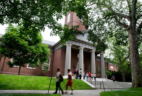 Đại học Harvard ưu tiên tuyển "con nhà giàu học giỏi"? - Ảnh 1. Khuôn viên Đại học Harvard - Ảnh: THE NEW YORK TIMES
