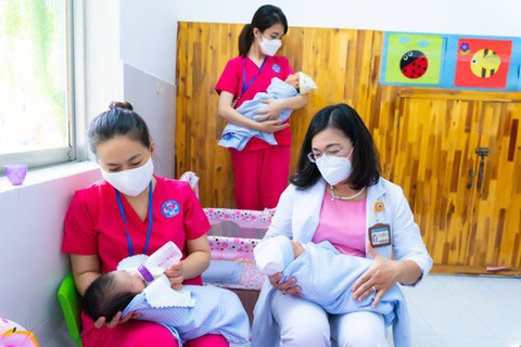 Khám sức khỏe miễn phí cho hơn 250 trẻ chào đời trong tâm dịch COVID-19 - Ảnh 1. Những trẻ em chào đời trong tâm dịch COVID-19 và từng được chăm sóc tại Trung tâm H.O.P.E - Ảnh: BVCC