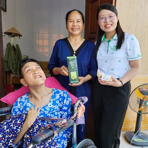 Niềm vui của các gia đình chính sách khi được nhận quà của Dược phẩm Hoa Linh giúp chăm sóc sức khỏe Niềm vui của các gia đình chính sách khi được nhận quà của Dược phẩm Hoa Linh giúp chăm sóc sức khỏe