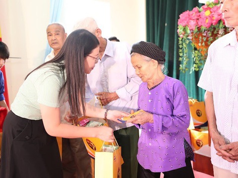 Trao quà cho các Mẹ Việt Nam Anh hùng người có công, gia đình người có công với cách mạng tại Phú Thọ Trao quà cho các mẹ Việt Nam anh hùng, người có công, gia đình người có công với cách mạng tại Phú Thọ