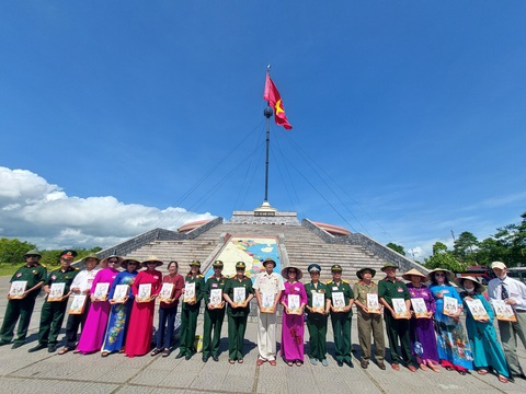 Đoàn Đại biểu Gia đình chính sách các tỉnh, thành phố nhận quà tri ân của Dược phẩm Hoa Linh, tại cột cờ Hiền Lương, sáng ngày 21-7-2023 Đoàn đại biểu gia đình chính sách các tỉnh, thành phố nhận quà tri ân của Dược phẩm Hoa Linh, tại cột cờ Hiền Lương, sáng 21-7-2023