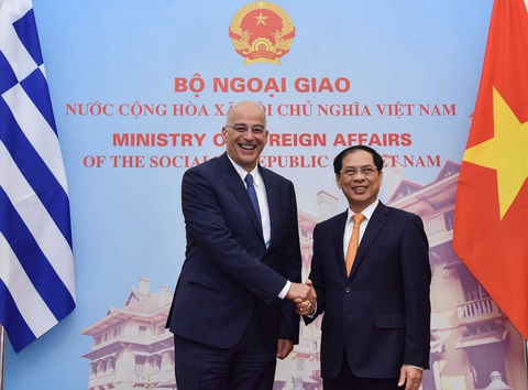 Ngoại trưởng Hy Lạp Nikolaos Dendias bắt tay với Bộ trưởng Bộ Ngoại giao Bùi Thanh Sơn trước hội đàm ngày 1-8-2022 ở Hà Nội. Hội đàm có nhắc tới việc đưa lao động Việt Nam sang làm việc tại Hy Lạp - Ảnh: BỘ NGOẠI GIAO Ngoại trưởng Hy Lạp Nikolaos Dendias bắt tay với Bộ trưởng Bộ Ngoại giao Bùi Thanh Sơn trước hội đàm ngày 1-8-2022 ở Hà Nội. Hội đàm có nhắc tới việc đưa lao động Việt Nam sang làm việc tại Hy Lạp - Ảnh: BỘ NGOẠI GIAO