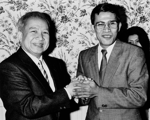 Chủ tịch Hội đồng bộ trưởng Campuchia Hun Sen và ông Norodom Sihanouk (khi này chưa trở lại làm Quốc vương Campuchia) nắm tay nhau sau một cuộc gặp ở Pháp năm 1987 nhằm tìm kiếm một thỏa thuận chính trị - Ảnh: Getty Chủ tịch Hội đồng Bộ trưởng Campuchia Hun Sen và ông Norodom Sihanouk (lúc này chưa trở lại làm Quốc vương Campuchia) nắm tay nhau sau một cuộc gặp ở Pháp năm 1987 nhằm tìm kiếm một thỏa thuận chính trị - Ảnh: Getty