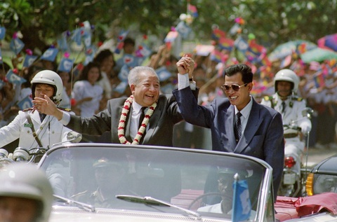 Thủ tướng Hun Sen (trái) trong ngày đón Quốc vương Norodom Sihanouk về nước năm 1991 - Ảnh: AFP Thủ tướng Hun Sen (phải) trong ngày đón Quốc vương Norodom Sihanouk về nước năm 1991 - Ảnh: AFP