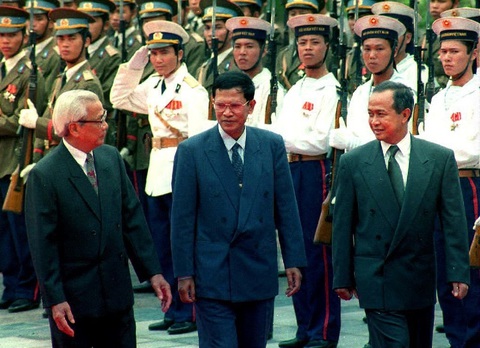 Thủ tướng Võ Văn Kiệt (trái) đón Thủ tướng Hun Sen và Đồng Thủ tướng Norodom Ranariddh trong chuyến thăm Việt Nam của hai nhà lãnh đạo Campuchia tháng 8-1993 - Ảnh: AFP Thủ tướng Võ Văn Kiệt (bìa trái) đón Thủ tướng Hun Sen và đồng Thủ tướng Norodom Ranariddh trong chuyến thăm Việt Nam của hai nhà lãnh đạo Campuchia tháng 8-1993 - Ảnh: AFP