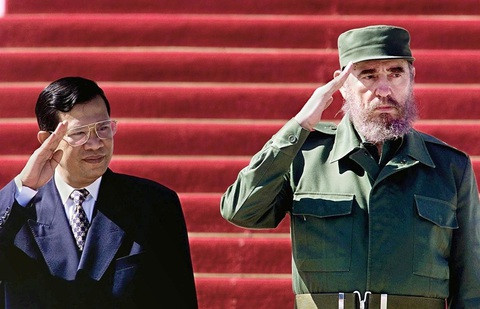 Thủ tướng Hun Sen và Lãnh tụ Cuba Fidel Castro trong chuyến thăm Cuba của nhà lãnh đạo Campuchia năm 1999 - Ảnh: AFP Thủ tướng Hun Sen và Lãnh tụ Cuba Fidel Castro trong chuyến thăm Cuba của nhà lãnh đạo Campuchia năm 1999 - Ảnh: AFP