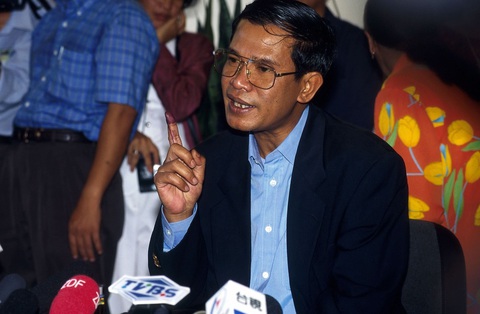Ông Hun Sen với ngón tay trỏ còn mực tím sau cuộc bầu cử Quốc hội Campuchia tháng 7-1998. Đảng Nhân dân Campuchia giành thắng lợi trong cuộc bầu cử này, đưa ông trở thành Thủ tướng duy nhất, khép lại thời kỳ đồng Thủ tướng ở Campuchia từ năm 1993 đến 1997 - Ảnh: Getty Ông Hun Sen với ngón tay trỏ còn mực tím sau cuộc bầu cử Quốc hội Campuchia tháng 7-1998. Đảng Nhân dân Campuchia (CPP) giành thắng lợi trong cuộc bầu cử này, đưa ông trở thành thủ tướng duy nhất, khép lại thời kỳ đồng thủ tướng ở Campuchia - Ảnh: Getty