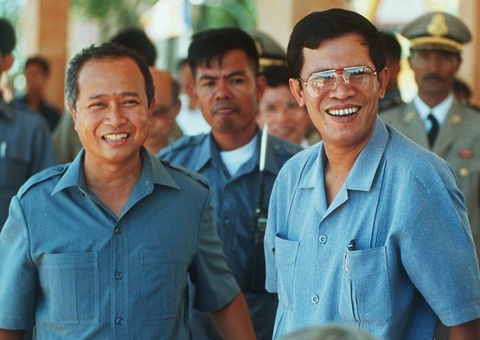Thủ tướng Hun Sen (phải) và Đồng Thủ tướng Norodom Ranariddh (trái) sau một cuộc khảo sát đến tỉnh Kompong Cham tháng 8-1993. Sau cuộc bầu cử năm 1993, Campuchia bước vào giai đoạn có hai thủ tướng - Ảnh: Getty Thủ tướng Hun Sen (phải) và đồng Thủ tướng Norodom Ranariddh (trái) sau một cuộc khảo sát đến tỉnh Kompong Cham tháng 8-1993. Sau cuộc bầu cử năm 1993, Campuchia bước vào giai đoạn có hai thủ tướng - Ảnh: Getty