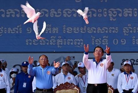 Thủ tướng Hun Sen và Chủ tịch Quốc hội Campuchia Heng Samrin (trái) cùng thả bồ câu trắng vào ngày 1-7-2023, ngay trước thềm cuộc bầu cử Quốc hội khóa VII - Ảnh: Getty Thủ tướng Hun Sen và Chủ tịch Quốc hội Campuchia Heng Samrin (trái) cùng thả bồ câu trắng vào ngày 1-7-2023, ngay trước thềm cuộc bầu cử Quốc hội khóa VII - Ảnh: Getty