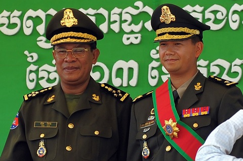Thủ tướng Hun Sen (trái) và con trai Hun Manet trong một buổi lễ tại một căn cứ quân sự ở Phnom Penh tháng 10-2009 - Ảnh: AFP Thủ tướng Hun Sen (trái) và con trai Hun Manet trong một buổi lễ tại một căn cứ quân sự ở Phnom Penh tháng 10-2009 - Ảnh: AFP