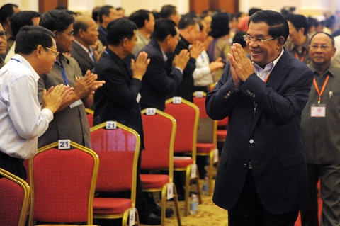Thủ tướng Hun Sen chắp tay chào các thành viên của CPP khi đảng này tổ chức đại hội vào tháng 1-2015 - Ảnh: AFP Thủ tướng Hun Sen chắp tay chào các thành viên của CPP khi đảng này tổ chức đại hội vào tháng 1-2015 - Ảnh: AFP