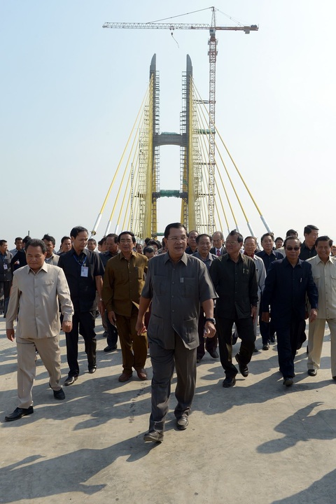 Trong 38 năm cầm quyền của Thủ tướng Hun Sen, Campuchia đã chứng kiến nhiều sự thay đổi lớn. Đất nước chùa tháp thay da đổi thịt với các công trình giao thông quan trọng. Trong ảnh: Thủ tướng Hun Sen trong ngày hợp long cầu Neak Loeung bắc qua sông Mekong vào tháng 1-2014 - Ảnh: Getty Trong thời gian ông Hun Sen lãnh đạo đất nước, Campuchia đã chứng kiến nhiều sự thay đổi lớn. Xứ chùa tháp thay da đổi thịt với các công trình giao thông quan trọng. Trong ảnh: Thủ tướng Hun Sen trong ngày hợp long cầu Neak Loeung bắc qua sông Mekong vào tháng 1-2014 - Ảnh: Getty