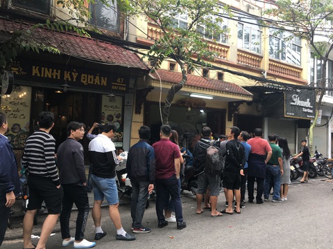 Thực khách xếp hàng chờ ăn phở tại một tiệm gia truyền nổi tiếng phố Bát Đàn, Hà Nội - Ảnh: NHÃ XUÂN Thực khách xếp hàng chờ ăn phở tại một tiệm gia truyền nổi tiếng phố Bát Đàn, Hà Nội - Ảnh: NHÃ XUÂN