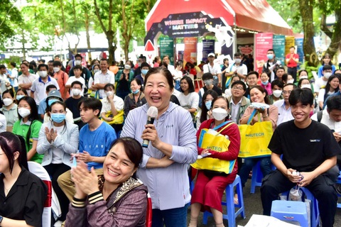 Ngày cuối cùng các trường đại học công bố điểm sàn - Ảnh 1. Phụ huynh đặt câu hỏi cho ban tư vấn tại Ngày hội lựa chọn nguyện vọng xét tuyển đại học 2023 do báo Tuổi Trẻ tổ chức ngày 22-7 - Ảnh: T.T.D.
