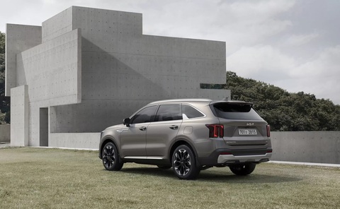 Kia chính thức công bố Sorento facelift, tại Hàn Quốc đã có ngay ảnh thực tế - Ảnh 2. 2 thanh đèn hậu dọc của Kia Sorento facelift nay được nối liền phía trên bởi một thanh ngang nhỏ - Ảnh: Kia
