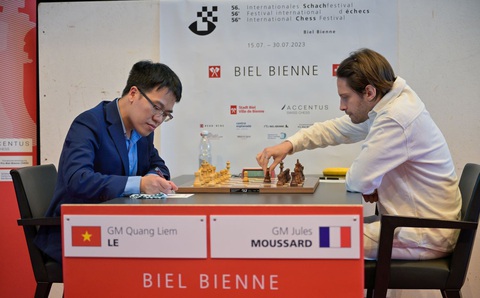 Lê Quang Liêm mất ngôi đầu Lễ hội cờ vua Biel - Ảnh 1. Lê Quang Liêm (trái) bị Jules Moussard cầm hòa - Ảnh: BIELCHESSFESTIVAL