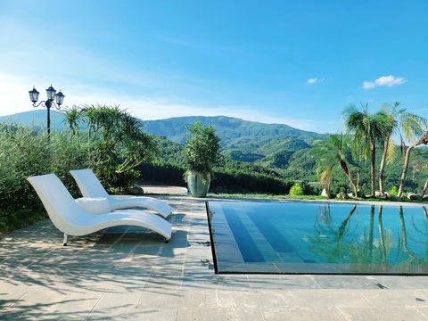 Diễn viên Mạnh Trường khoe dinh thự đẹp như resort xây tặng bà xã - Ảnh 3. Biệt thự có điểm nhấn là chiếc hồ bơi cực lớn với view đồi núi ấn tượng