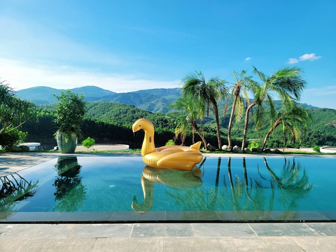 Diễn viên Mạnh Trường khoe dinh thự đẹp như resort xây tặng bà xã - Ảnh 4. Nam diễn viên nghỉ đóng phim hơn 1 năm để xây căn nhà mới này tặng vợ yêu