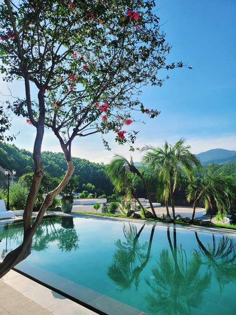 Diễn viên Mạnh Trường khoe dinh thự đẹp như resort xây tặng bà xã - Ảnh 5. Sau gần 2 năm xây và hoàn thiện, biệt thự mới của Mạnh Trường có cảnh quan xanh mát, nên thơ