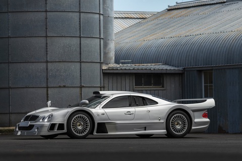 Tự chế Mercedes-Benz cực hiếm từ E-Class - Ảnh 1. Mercedes-Benz CLK GTR Straßenversion nguyên bản vốn là một trong những chiếc xe khó "copy" nhất - Ảnh: Twitter