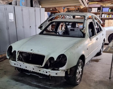 Tự chế Mercedes-Benz cực hiếm từ E-Class - Ảnh 2. Để tạo ra Mercedes-Benz CLK GTR Straßenversion, Ackermann sử dụng phôi độ là Mercedes-Benz E-Class W210 rất dễ kiếm, được cắt gọt phỏng theo tỉ lệ độc đáo của chiếc hypercar phiên bản giới hạn. Nóc và các cột được lấy từ CLK C208. Vậy là, từ một chiếc sedan 4 cửa đã tạo thành coupe 2 cửa độc đáo - Ảnh: Carscoops