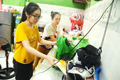 Tự học, chăm em & 2 điểm 10 tốt nghiệp - Ảnh 1. Nga phụ mẹ dọn dẹp nhà trọ - Ảnh: B.D.
