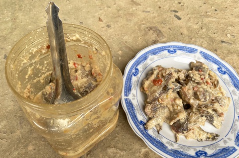 Thêm hai vụ ngộ độc sau khi ăn cá muối ủ chua, 3 người nhập viện - Ảnh 1. Món cá muối ủ chua - Ảnh: LÊ TRUNG