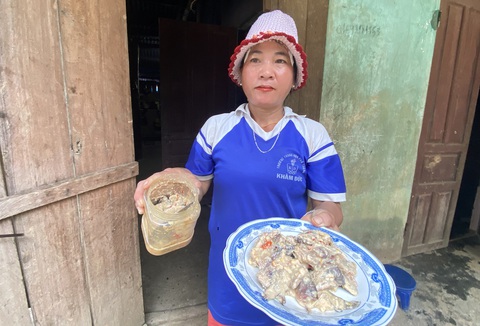 Thêm hai vụ ngộ độc sau khi ăn cá muối ủ chua, 3 người nhập viện - Ảnh 3. Món cá muối ủ chua người dân huyện Phước Sơn tự làm để ăn - Ảnh: LÊ TRUNG
