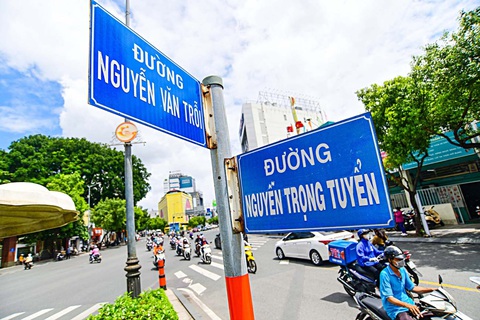 Nguyễn Trọng Tuyển - bí mật sự hy sinh anh hùng - Kỳ 1: Trọng Tuyển - Ba Thi, duyên phận thời chiến - Ảnh 3. Con đường mang tên liệt sĩ Nguyễn Trọng Tuyển giao với đường mang tên liệt sĩ Nguyễn Văn Trỗi - Ảnh: QUANG ĐỊNH