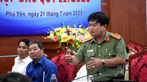 Thượng tá Nguyễn Văn Phong trao đổi thông tin về việc chỉ đạo điều tra tin báo tội phạm dấu hiệu dàn xếp, thông đồng đấu giá đất tại thị xã Đông Hòa - Ảnh: DUY THANH Thượng tá Nguyễn Văn Phong trao đổi thông tin về việc chỉ đạo điều tra tin báo tội phạm dấu hiệu dàn xếp, thông đồng đấu giá đất tại thị xã Đông Hòa - Ảnh: DUY THANH