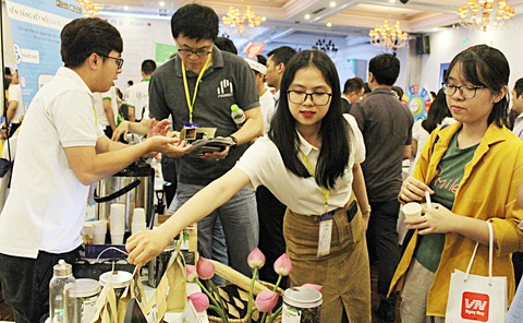 Khởi nghiệp, đừng "tạo nghiệp"! - Ảnh 3. Khởi nghiệp vốn được nhiều bạn trẻ rất quan tâm. Trong ảnh: Các bạn trẻ giới thiệu sản phẩm khởi nghiệp tại ngày hội dành cho giới khởi nghiệp ở TP.HCM - Ảnh: Q.L.