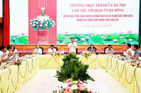 Bí thư Hà Nội: Hoàn thành thủ tục, bố trí vốn để sớm đầu tư dự án metro Yên Nghĩa - Xuân Mai - Ảnh 1. Toàn cảnh buổi làm việc của Thường trực Thành ủy Hà Nội với UBND quận Hà Đông - Ảnh: VIẾT THÀNH