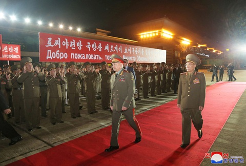Bộ trưởng Quốc phòng Nga Sergei Shoigu (trái) tới Bình Nhưỡng, ngày 25-7 - Ảnh: KCNA Bộ trưởng Quốc phòng Nga Sergei Shoigu (trái) tới Bình Nhưỡng ngày 25-7 - Ảnh: KCNA